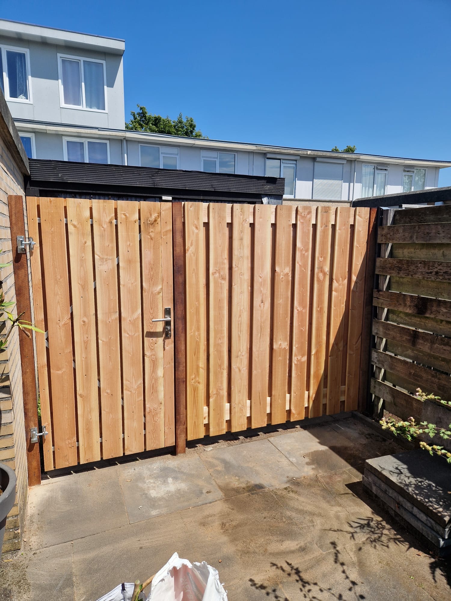 Houten schutting met bijpassende tuinpoort